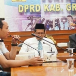 Wakil Ketua DPRD Gresik Nur Qolib (dua dari kiri) saat memberikan keterangan pers, beberapa waktu lalu. 