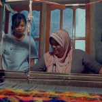 Anita Dona Asri (kiri) memberikan edukasi dan pelatihan menenun bagi Ibu-Ibu di desanya untuk melestarikan songket silungkang yang dapat menjadi sumber ekonomi bagi keluarga. Foto: Ist.