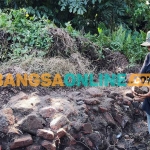 Susilo saat memperlihatkan temuan batu bata dan batu andesit di Sumber Lotes, Desa Jajar, Kecamatan Wates, Kabupaten Kediri. Foto: MUJI HARJITA/BANGSAONLINE