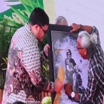 Bupati Kediri, Hanindhito Himawan Pramana, saat menerima lukisan dari seniman dari Yogyakarta. Foto: Ist