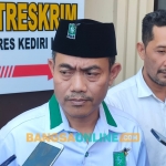 Ketua DPC PKB Kota Kediri KH KH Oing Abdul Muid Sohib (Gus Muid) saat memberi keterangan kepada wartawan. Foto: Muji Harjita/BANGSAONLINE