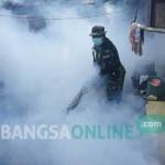 Aksi fogging yang dilakukan oleh pasukan Kodim 0814 di desa Puton. foto: rony suhartomo/ BANGSAONLINE