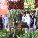 Gubernur Jawa Timur, Khofifah Indar Parawansa saat upacara HUT ke-75 RI di Gedung Negara Grahadi Surabaya yang dipenuhi bunga, Senin (17/8/2020). foto: IST/ BANGSAONLINE.COM