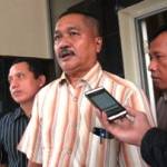 Ketua KPUD Jombang Muhaimin Sofie saat memberi keterangan terkait kasus yang membelit komisioner Dja
