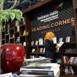 Gubernur Khofifah saat membaca buku di Periplus Reading Corner, Soekarno-Hatta International Airport.