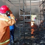 Petugas Damkar saat sedang memadamkan api. (foto: TRIWI YOGA/ BANGSAONLINE)
