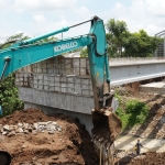 Alat berat dikerahkan untuk mempercepat penyelesaian pengerjaan pembangunan Jembatan Ngadi, Kecamatan Mojo, Kabupaten Kediri. Foto: Ist.