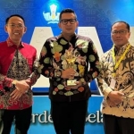 Pj Wali Kota Mojokerto Ali Kuncoro menunjukkan penghargaan Anugerah Merdeka Belajar 2024 didampingi Sekdakot dan Plt Dinas Pendidikan Ruby Hartoyo.