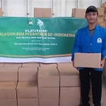 BEM Pesantren se-Indonesia saat bagikan sembako.