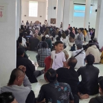 Ribuan relawan Mubarok dari Kecamatan Mojoanyar Mojokerto saat mendengarkan pengarahan di Kampus Universitas KH Abdul Chalim (UAC) Bendunganjati Pact Mojokerto, Selasa (17/9/2024) malam. Foto: bangsaonline