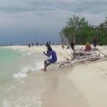 Pengunjung sedang menikmati keindahan Pulau Gili Labak. foto: rahmatullah/ BANGSAONLINE