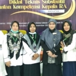 Nikmah Jamilah Halim (Ning Milah) saat bersama peserta dan narasumber Diklat Teknis Substantif Pengukuhan Kompetensi Kepala Sekolah Roudlotul Atfal.