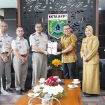 Pj Wali Kota Batu, Aries Agung Paewai, saat menerima sertifikat tanah jalan dari BPN.
