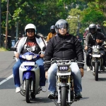 Dengan tetap terapkan disiplin berkendar, Pj Wali Kota Mojokerto Ali Kuncoro bersama ratusan riders touring ASN berangkat menuju Pacet (dok. Ist)