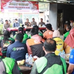 Kapolres Mojokerto Kota, AKBP Wiwit Adisatria bersama PJU mendengarkan keluhan masyarakat, Jumat (30/12/2022)
