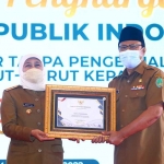 Gubernur Jawa Timur, Khofifah Indah Parawansa, saat menyerahkan penghargaan opini WTP kepada Wali Kota Pasuruan, Saifullah Yusuf.