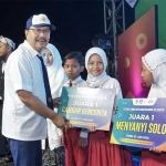 Wali Kota Pasuruan, Gus Ipul saat menyerahkan hadiah secara simbolis kepada peserta lomba di Gebyar Hardiknas 2024. (Foto: Ist)