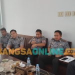 Kalapas Pemuda Madiun didampingi jajarannya saat menemui awak media. Foto: Hendro Suhartono/BANGSAONLINE