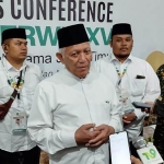 Pj Ketua PWNU Jatim, KH Abdul Hakim Mahfudz (Gus Kikin) saat jumpa pers. Foto: Aan Amrullha/BANGSAONLINE.com