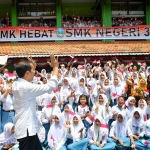Presiden Jokowi saat menyapa para pelajar di SMKN 3 Malang.