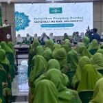 Wakil Bupati Mojokerto Muhammad Al Barra saat memberiksan sambutan dalam acara pelantikan pengurus ranting Muslimat NU se-Kabupaten Mojokerto.