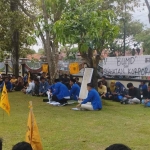 PC PMII Pamekasan saat menggelar demo di depan Kantor Bupati Pamekasan, Selasa (21/3/2023).
