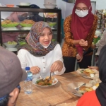 Ipuk saat mengajak masyarakat makan di warung Pasar Rogojampi.