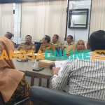 Kepala DLH Gresik, Sri Subaidah, saat rapat dengar pendapat bersama dewan terkait pembangunan TPST yang ditolak warga. Foto: SYUHUD/ BANGSAONLINE
