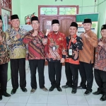 Kepala Kantor Kemenag Lamongan Mukhlisin Mufa (tengah) saat foto bersama jajaran dan penyuluh agama islam.