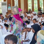 Ketua Umum PP Muslimat NU, Khofifah Indar Parawansa, saat memacu semangat anak yatim se-Kota Probolinggo.