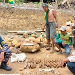 Penemuan puluhan mortir dan selongsong peluru diduga peninggalan zaman Belanda, di pekarangan rumah salah satu warga Desa Banyuurip, Kecamatan Senori, Kabupaten Tuban.
