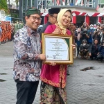 Mendes PDTT, Abdul Halim Iskandar, saat memberi penghargaan kepada Wali Kota Batu, Dewanti Rumpoko.