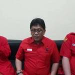 Hasto Kristiyanto, diapit Wali Kota Surabaya Tri Rismaharini dan Wakil Wali Kota Whisnu Sakti Buana. foto: BANGSAONLINE