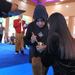 Bupati Ikfina membagikan air dari tujuh Dusun di Desa Mlirip kepada perangkat desa.