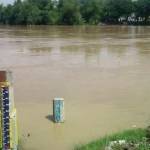 Papan duga Tinggi Muka Air (TMA) Sungai Bengawan Solo di utara Pasar Kota Bojonegoro. foto: eki nurhadi/BANGSAONLINE