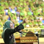 Calon Gubernur Jawa Timur, Khofifah Indar Parawansa, saat memberi sambutan ketika menghadiri Maulid Nabi Muhammad SAW bersama puluhan ribu Muslimat di Pasuruan.