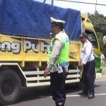 Petugas gabungan Lumajang saat menghentikan truk bermuatan tinggi. (Imron/BangsaOnline)