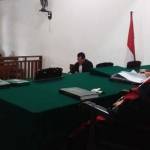 Terdakwa, Alfian Hardi Wijaya dalam kursi pesakitan di PN Sidoarjo. foto : nanang ichwan/ BANGSAONLINE