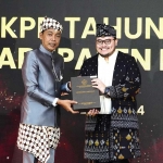 Kepala Perwakilan BPK Jawa Timur, Karyadi, saat menyerahkan Laporan hasil pemeriksaan (LHP) BPK atas laporan keuangan pemerintah daerah (LKPD) kepada Bupati Kediri, Hanindhito Himawan Pramana (kanan). Foto: Ist.