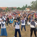 Shofiyah Hannah Al Barra istri dari calon Bupati Mojokerto besama emak-emak mengikuti senam sehat di Lapangan Ngelo, Kecamatan Sooko, Minggu (22/9/2024).