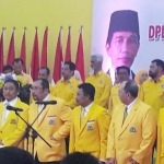 Bupati Gresik Sambari Halim Radianto (depan paling kanan) ketika dikukuhkan menjadi  Wakil Ketua DPD Golkar Jatim, tahun 2017 silam. foto: ist.