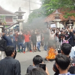 Ratusan mahasiswa di Pamekasan saat menggelar aksi menolak kenaikan harga BBM di depan kantor DPRD setempat. 