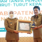 Gubernur Jawa Timur, Khofifah Indar Parawansa, saat menyerahkan penghargaan WTP kepada Plt Bupati Nganjuk, Marhaen Djumadi, di Hotel Bumi Surabaya.