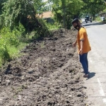 Salah satu aktivis LSM menunjukkan salah satu titik pengerukan tanah yang diduga tak sesuai spesifikasi.