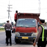 Petugas Satlantas Polres Gresik saat merazia truk pemuat tambang. Foto: Ist