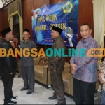 Wakil Ketua DPRD Gresik, Ahmad Nurhamim, dengan para pimpinan saat berbincang santai dengan Bupati Gresik, Fandi Akhmad Yani. Foto: SYUHUD/BANGSAONLINE
