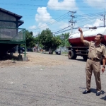 Wali Kota Mojokerto Ning Ita ketika meninjau lokasi pembangunan rest area. foto: YUDI EP/ BANGSAONLINE