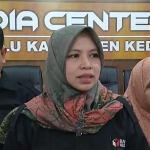 Ketua Bawaslu Kabupaten Kediri Saidatul Umma saat memberi keterangan kepada wartawan didampingi dua anggotanya. Foto: Ist.
