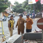 Kepala DPUPR Kota Batu, Alfi Nurhidayat, saat meninjau lokasi proyek di Jalan Diponegoro.