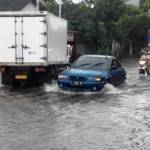 Banjir merendam sebagian besar jalan di Kota Mojokerto. Tampak perempatan Jalan Raya Ijen yang juga tergenang banjir. (Yudi EP/BANGSAONLINE)